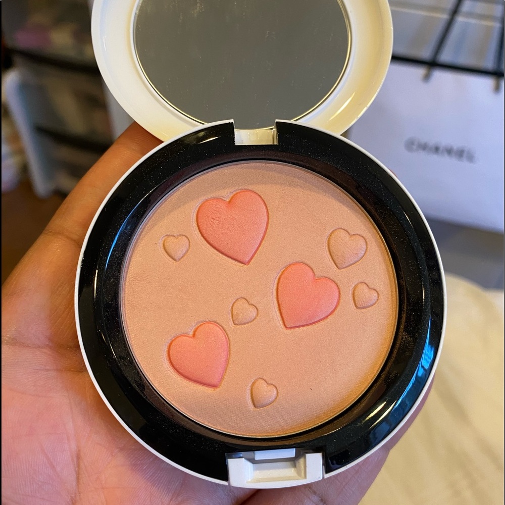 MAC Archie’s Girl Flatter Me Pearl face powder